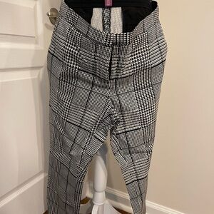 Women’s Houndstooth Capri pants